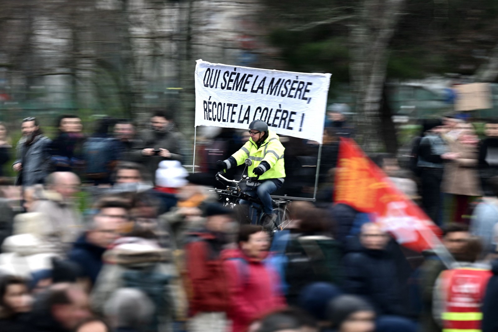 "Quem semeia a miséria, colhe a revolta", diz o cartaz no segundo dia de greve geral contra a reforma da previdência da França, em Nantes — Foto: LOIC VENANCE/AFP