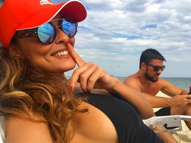 Juliana Paes em dia de descanso na praia ao lado do marido (Foto: Reprodução/ Instagram)