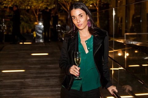 Alexandra Forbes, editora contribuinte de gastronomia de 'GQ Brasil', com sua taça de Codorniu