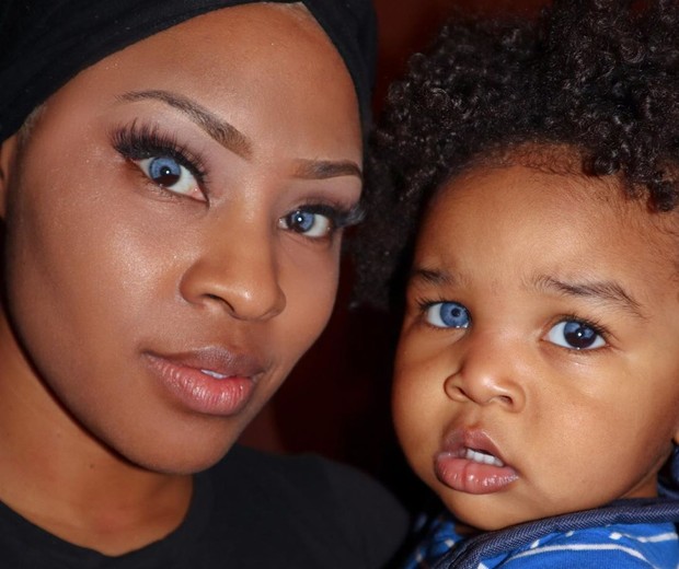 Mãe e filho nasceram com olhos coloridos, condição rara causada por doença genética (Foto: Reprodução/Instagram/Elizabeth Tyle)