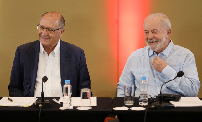 O ex-presidente Lula ao lado do agora aliado Geraldo Alckmin durante cerimônia que selou indicação do ex-governador paulista ao posto de vice na chapa do PT