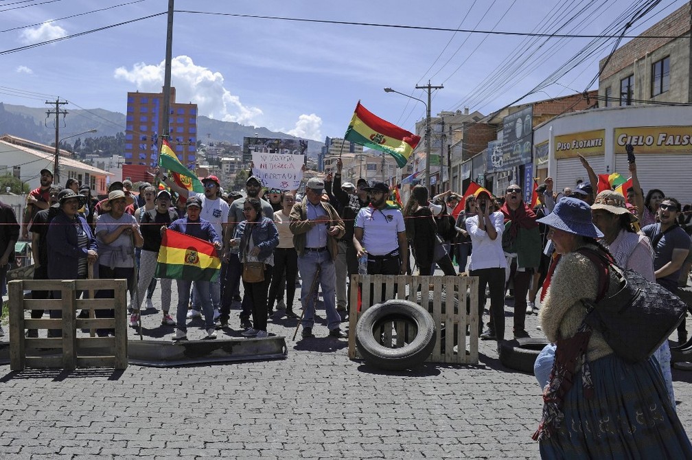 Manifestantes bloqueiam ruas de La Paz nesta sexta-feira (25), contra reeleição de Evo Morales na Bolívia — Foto: Jorge Bernal/AFP