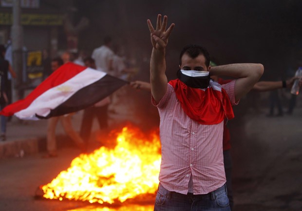 Partidários de Mursi marcham no Egito apesar de segurança reforçada (Foto: Louafi Larbi/Reuters) Partidários de Mursi marcham no Egito apesar de segurança reforçada (Foto: Louafi Larbi/Reuters)