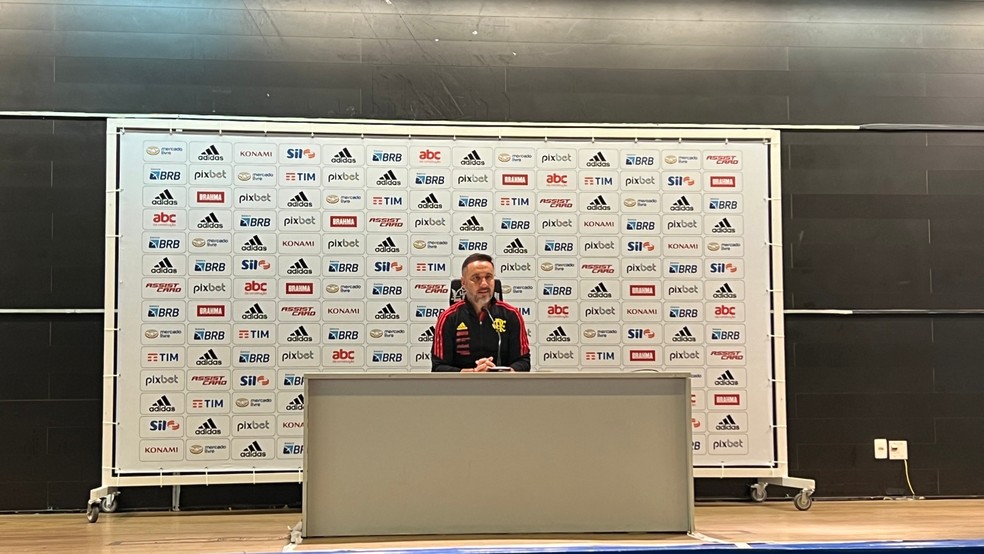 Vitor Pereira explica mudanças no Flamengo: À procura de mais soluções