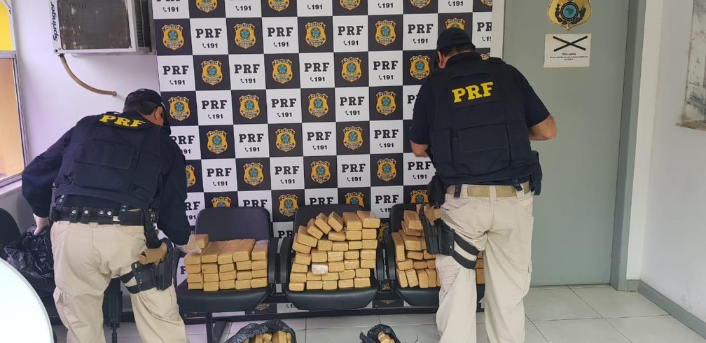 Drogas foram encontradas no porta-malas de um carro de passeio, na Rodovia Magé-Manilha — Foto: PRF/Divulgação