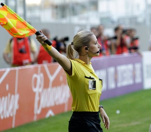 bandeirinha Fernanda Colombo, Atlético-MG x Cruzeiro (Foto: Reuters)