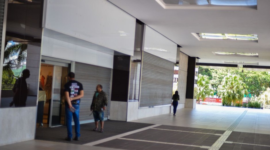 Shopping com lojas fechadas (Foto: Marcello Casal Jr/Agência Brasil)