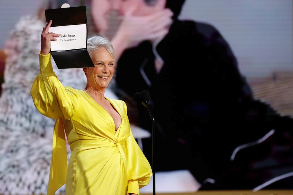 Jamie Lee Curtis anuncia Globo de Ouro de Jodie Foster  por 'The Mauritanian' — Foto: Rich Polk/NBC via Reuters