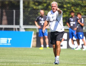 Antônio Mello comanda treinos físicos no Grêmio (Foto: Lucas Uebel/Grêmio FBPA)