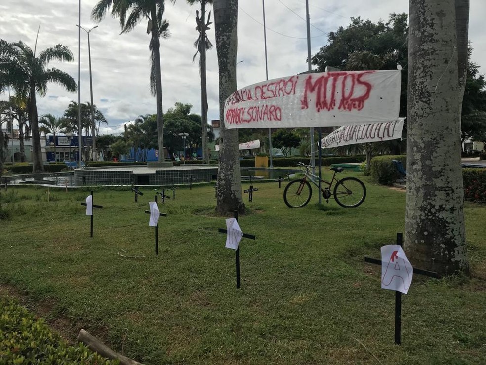 Em Parnamirim, os manifestantes colocaram mensagens em cruzes em frente à Paróquia de Nossa Senhora de Fátima — Foto: Carlos Dhaniel/Inter TV Cabugi