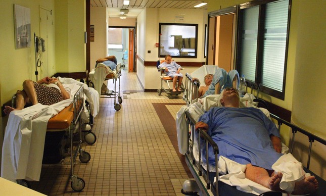 As ondas de calor no Hemisfério Norte e como alguém morre por causa disso Pacientes em tratamento devido a efeitos do calor extremo em Paris, em 2003