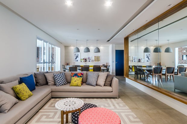 Apartamento de 170 m² tem papel de parede em todos os ambientes (Foto: Ronaldo Rizzutti - Commercial Ph)