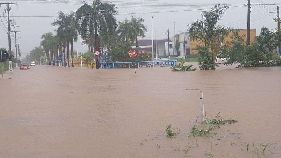 Avenida Beira Rio ficou debaixo d'água na manhã desta terça-feira (29) — Foto: Débora Ciany/TV Anhanguera