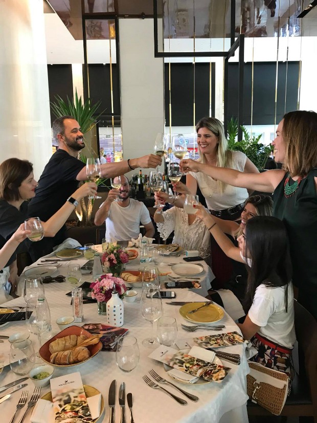 Almoço entre Swarowski e Marie Claire foi comemorado com um brinde (Foto: Reprodução / Instagram)