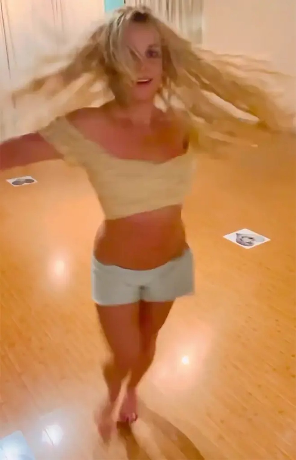 Britney Spears dançando 'Get Naked (I Got a Plan)' — Foto: Instagram