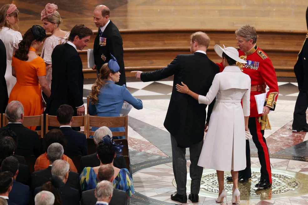 Harry e Meghan s&atilde;o levados aos assentos que ocuparam na missa, ao lado de primas do Duque de Sussex, em 3 de junho de 2022. &mdash; Foto: Reuters