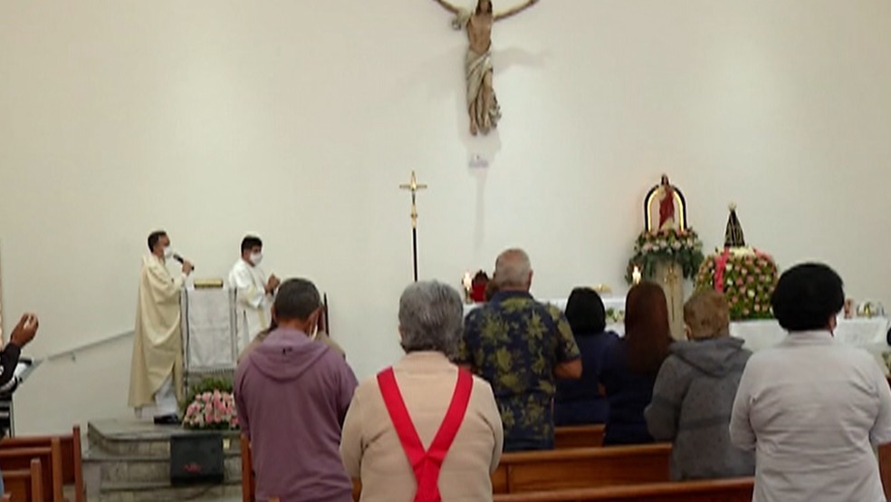 Devotos celebraram Nossa Senhora Aparecida em paróquia de Poá — Foto: Reprodução/ TV Diário