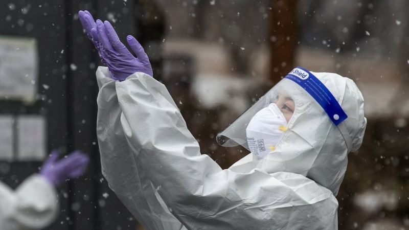 Coreia do Sul implementou testagem em massa e rastreamento de casos suspeitos no início da pandemia (Foto: Reuters via BBC)