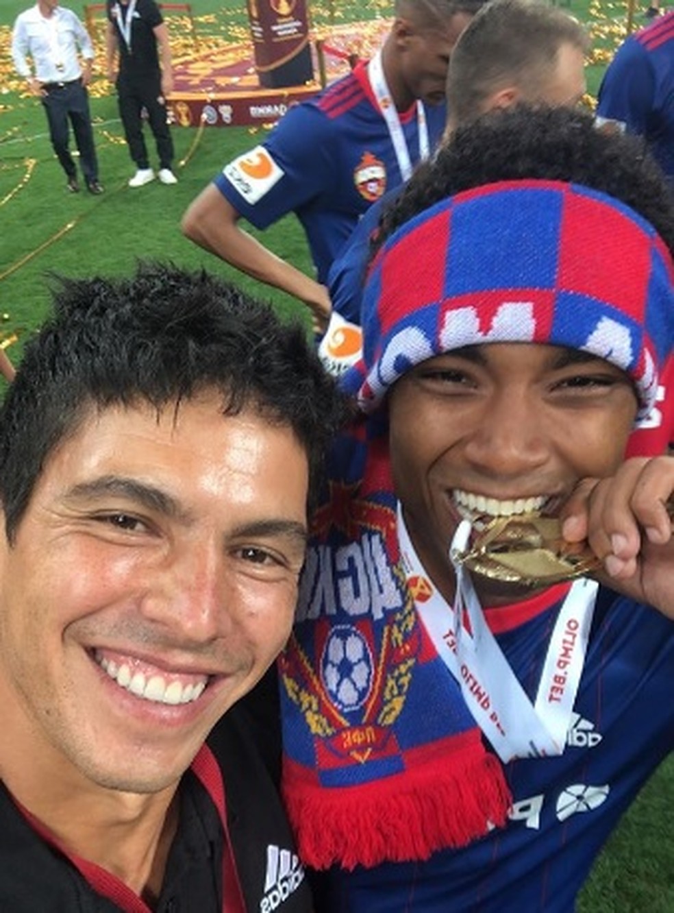 Miguel GÃ³es e Vitinho comemorando o tÃ­tulo pelo CSKA (Foto: ReproduÃ§Ã£o Instagram Miguel GÃ³es)