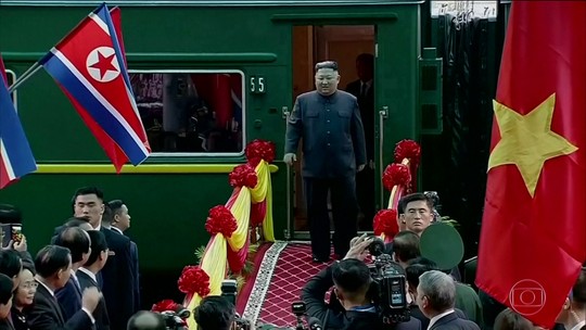 Donald Trump chega a Hanói para reunião com Kim Jong-un