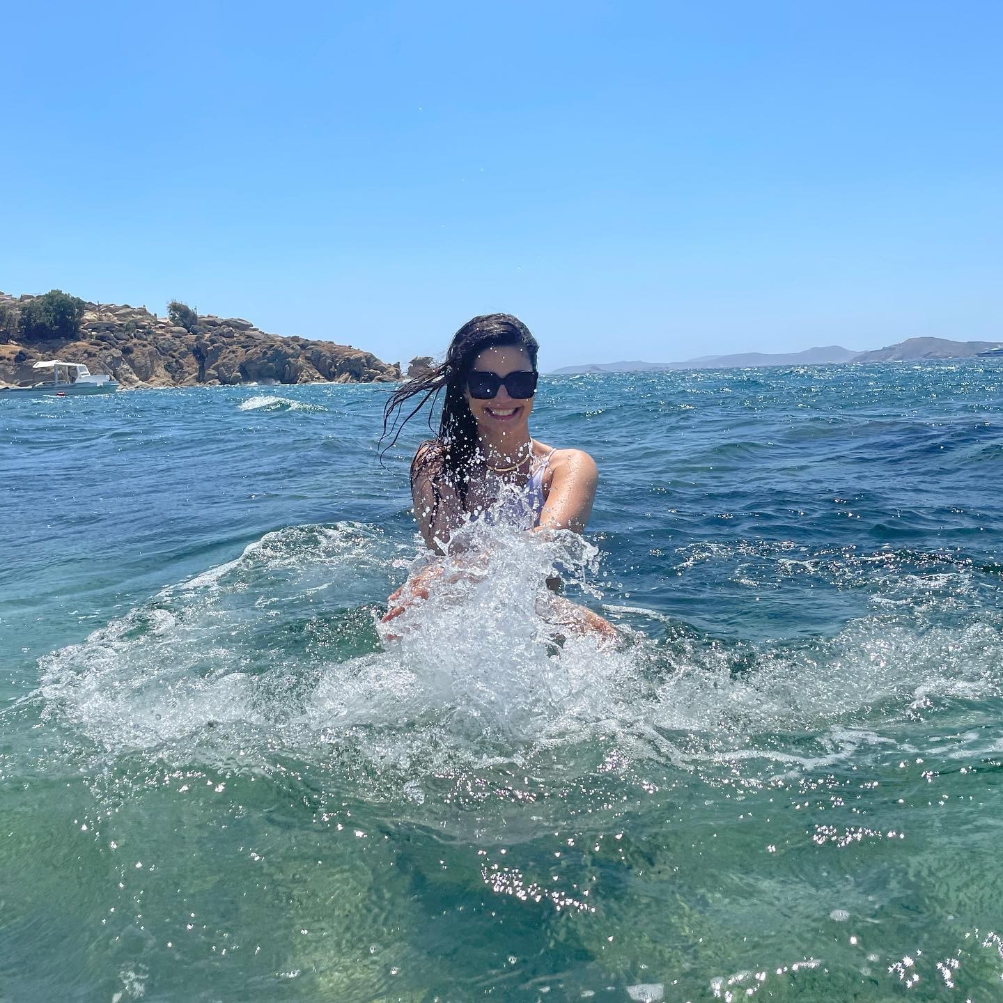 Emanuelle Araújo posa em mar cristalino na Grécia e ganha elogios (Foto: Reprodução / Instagram)