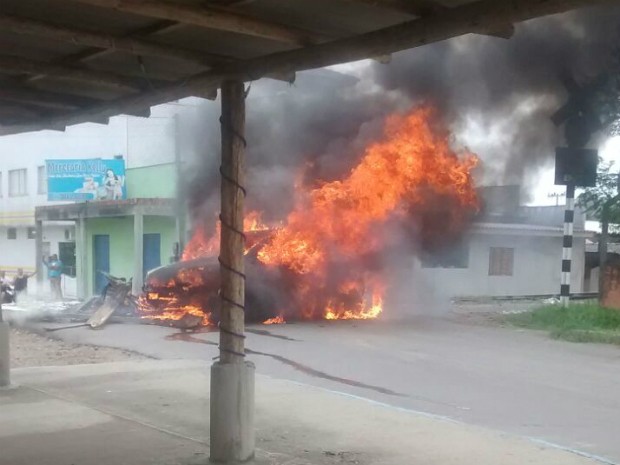 Houve novo incêndio a carro na tarde deste sábado (Foto: Polícia Militar/Divulgação)