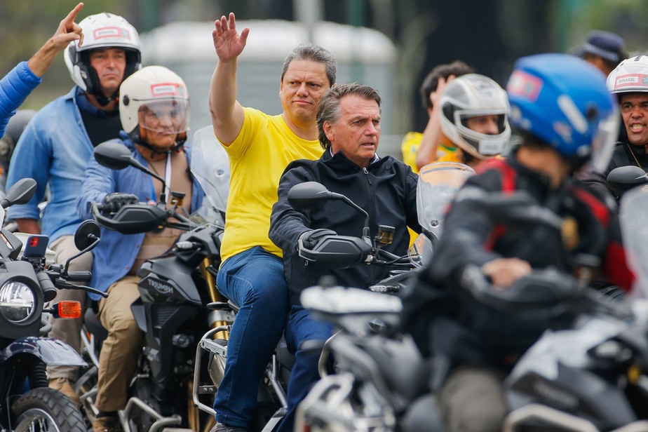 Bolsonaro participa de motociata em São Paulo na véspera das eleições: presidente e Tarcísio de Freitas, candidato ao governo de paulista, chegaram sem capacete na dispersão no Ibirapuera