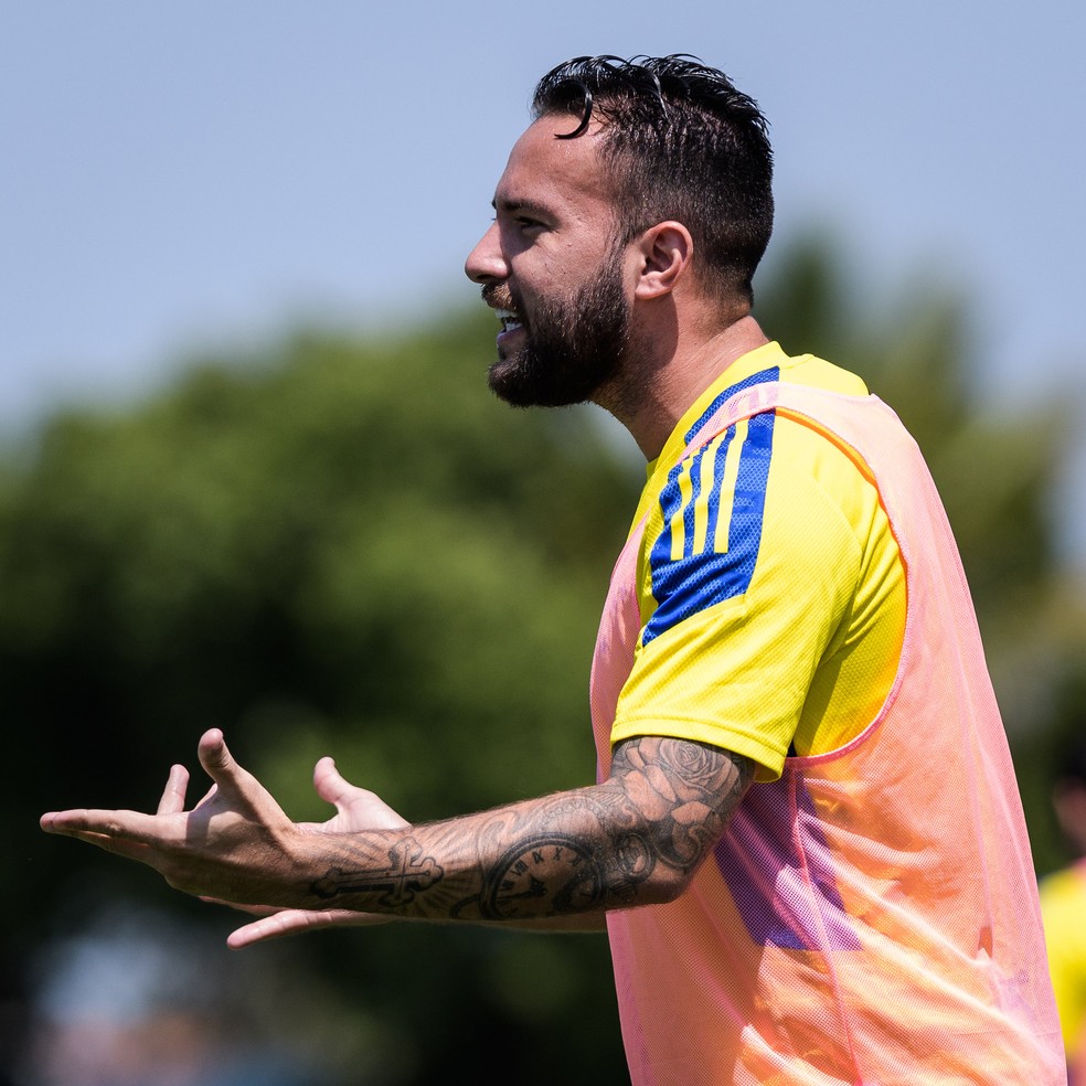 Giovanni deixou o jogo do Batistão com dores no joelho — Foto: Gustavo Aleixo/Cruzeiro