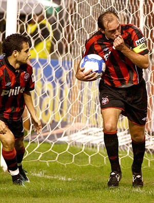 Paulo Baier comemota gol do Atlético-PR (Foto: Getty Images)