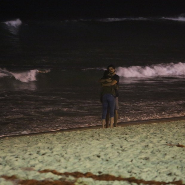 Agatha Moreira e Rodrigo Simas conferem eclipse lunar em clima de romance (Foto: AgNews)