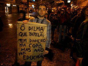 Jovem manifesta com cartaz em Passo Fundo (Foto: Pamilli Braga/RBS TV)