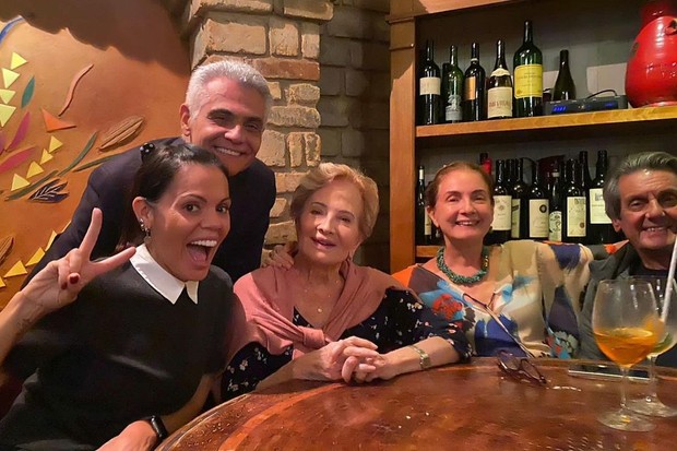 Glória Menezes (centro) curte jantar com Tarcísio Filho e Mocita Fagundes (esq), e a filha, Maria Amélia Brito, e genro, Horácio Gomes (Foto: Reprodução/Instagram)