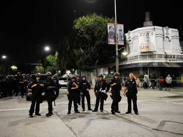 Policiais vigiam ruas de Los Angeles. (Foto: Kevork Djansezian / Getty Images / AFP Photo)