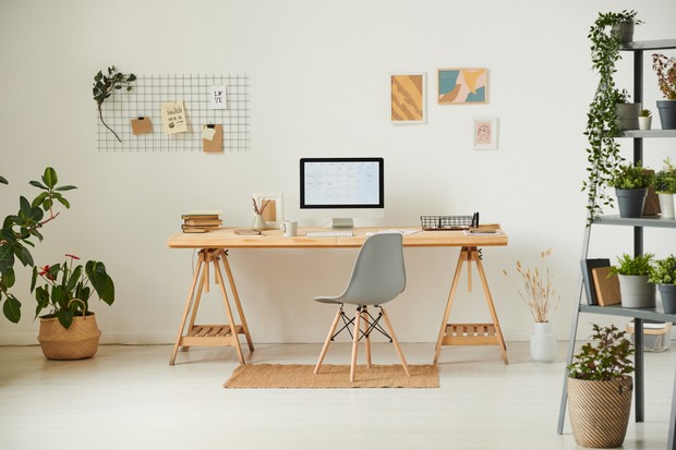 Comfortable workplace with potted plants (Foto: Getty Images)