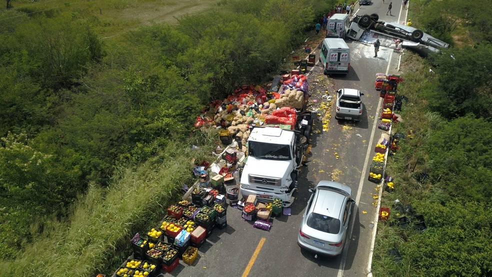 Acidente entre carro e caminhões espalha toneladas de alimentos por pista no Ceará — Foto: Culode Sampaio/Arquivo pessoal