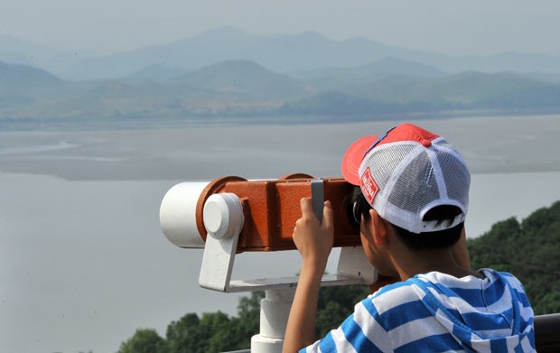 Turista observa o território norte-coreano em posto de observação na cidade de Paju, na Coreia do Sul, próximo à zona desmilitarizada, nesta quinta-feira (6) (Foto: AFP) Turista observa o território norte-coreano em posto de observação na cidade de Paju, na Coreia do Sul, próximo à zona desmilitarizada, nesta quinta-feira (6) (Foto: AFP)