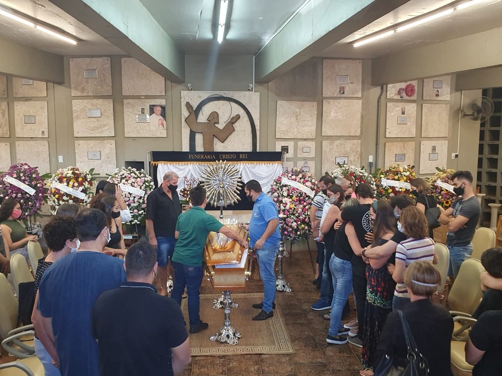 Corpo da ex-ginasta Ana Paula Scheffer é velado, em Toledo — Foto: Anna Flávia Nunes/RPC Cascavel