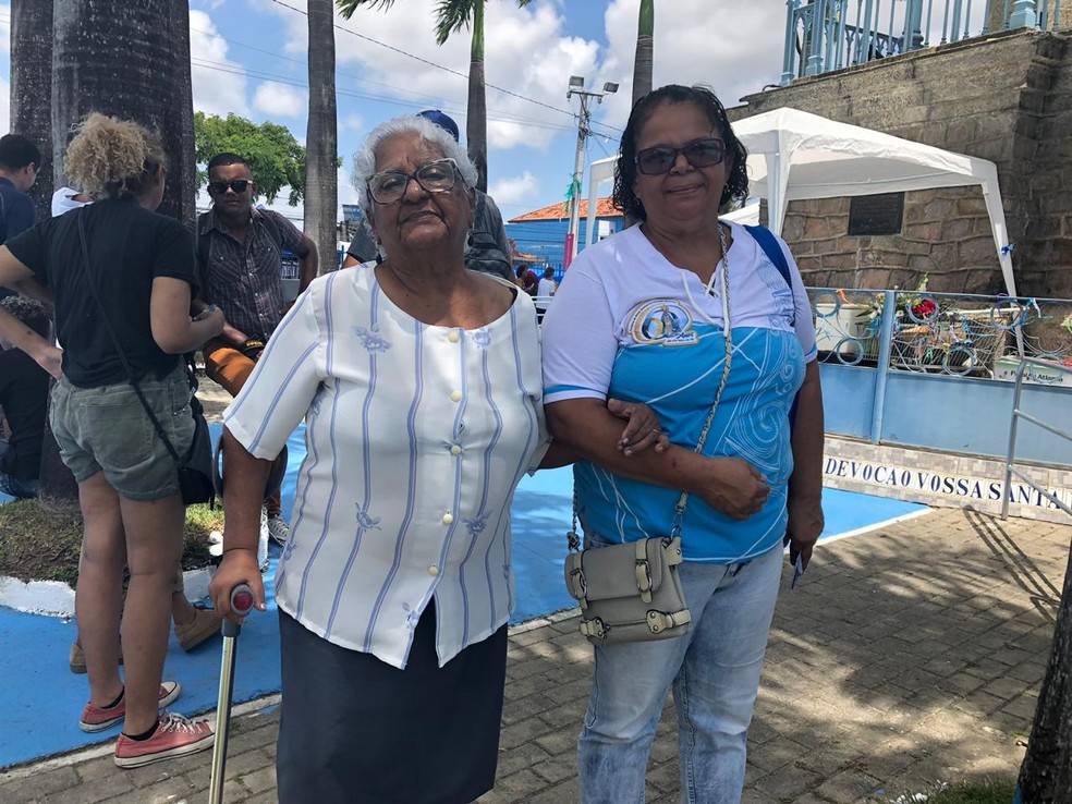 Telma e Luiza saíram da Zona Sul do Recife para saudar Nossa Senhora da Conceição — Foto: Pedro Alves/G1