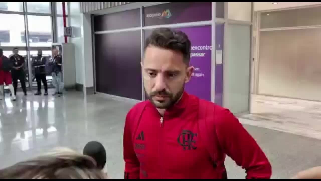 Everton Ribeiro, do Flamengo, fala com a imprensa no desembarque do Flamengo