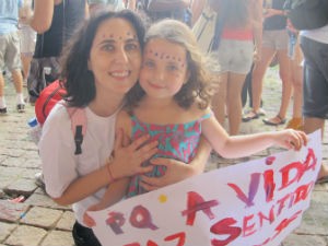 Angélica Kalil, 40, e Tarsila, 5, participam de protesto (Foto: Aline Lamas/G1)