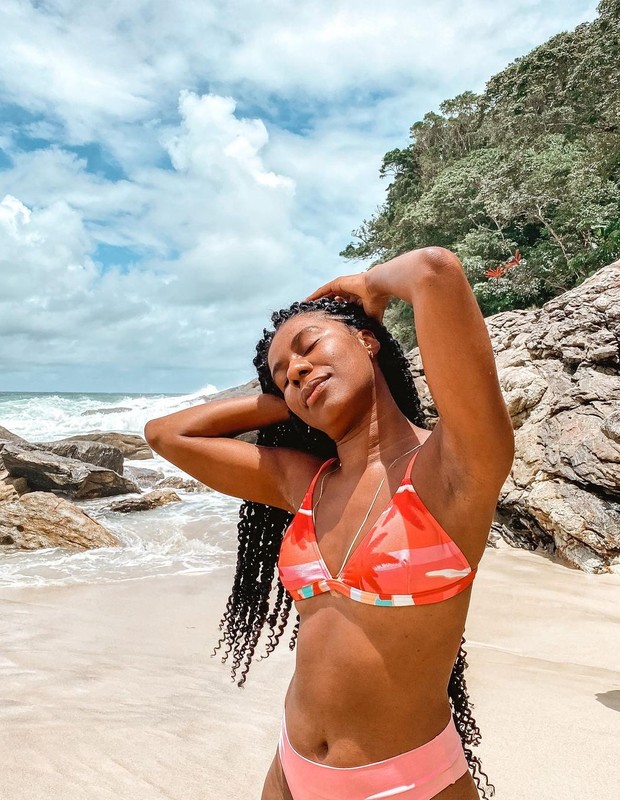 Indira Nascimento posa na Praia de Santiago, em São Sebastião (Foto: Reprodução/Instagram)