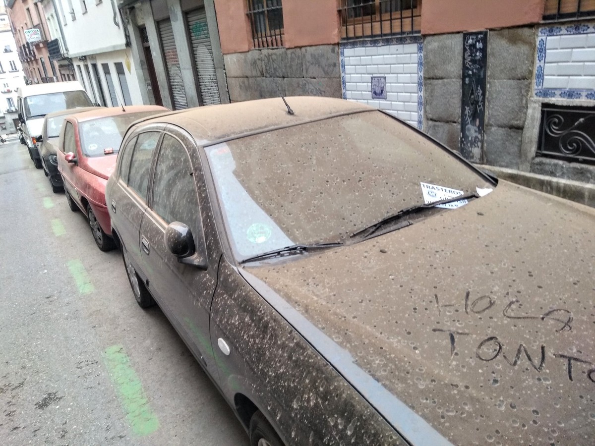 ¿Por qué los coches de la capital española aparecían cubiertos de arena del Sahara?  |  Mundo