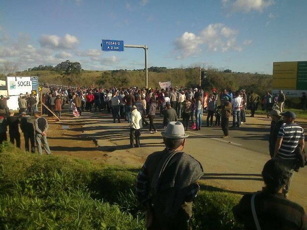 Manifestantes se reuniram para protestar em Cristal (Foto: Mabel Martins)