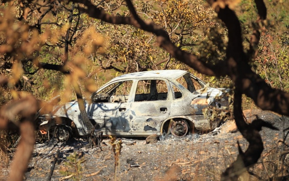 Carro queimado é encontrado em área de buscas por Lázaro Barbosa em Goiás — Foto: Fábio Lima/O Popular