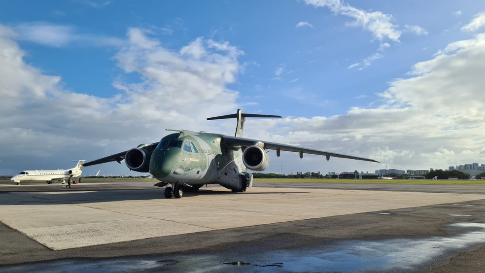 Avião da FAB que foi buscar brasileiros que fugira da Ucrânia chegou ao Recife nesta quinta-feira (10) — Foto: Reprodução/WhatsApp