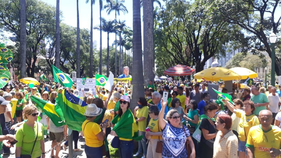Protesto na Praça da Liberdade, em BH — Foto: Bruno Neri/TV Globo