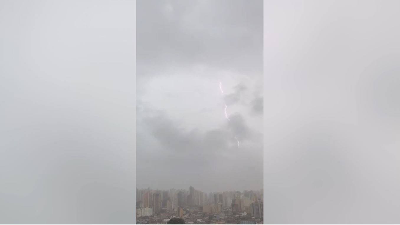 Ribeirão Preto, SP, registra mais de 500 raios durante temporal, diz plataforma