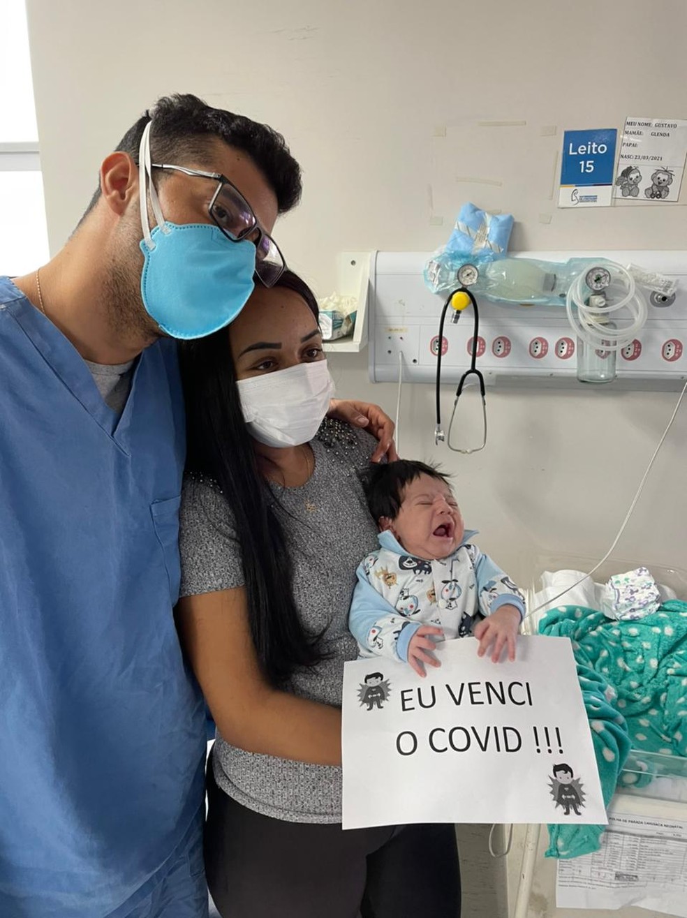 Gustavo curado da Covid-19 com a mãe durante a alta hospitalar no dia 30 de abril. — Foto: Arquivo pessoal