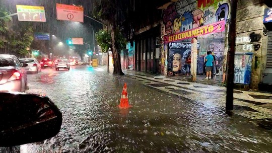 Chuvas paralisam circulação de dois ramais de trem e acionam sirenes em 48 comunidades do Rio