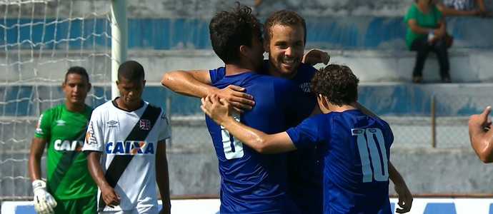 Vilaron elogia força física de Hugo e destaca bola aérea do Cruzeiro